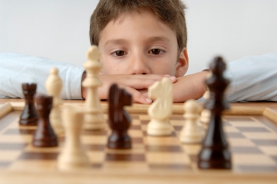 Мальчик играет в шахматы